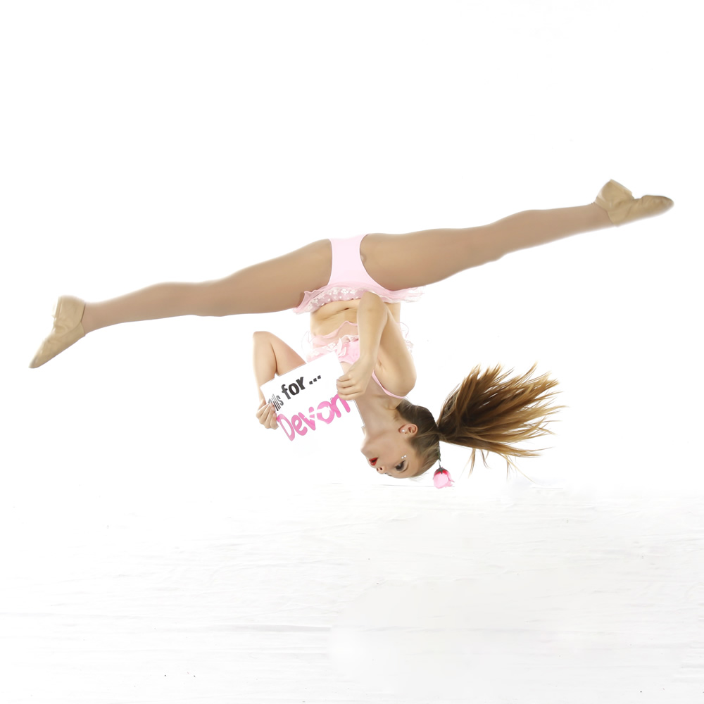 Awesome Dancer Aerial full split